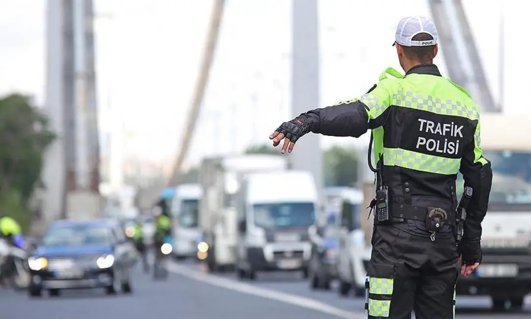 İstanbul'da trafik yoğunluğu yaşanıyor: İşte trafiğin tıkandığı güzergahlar!