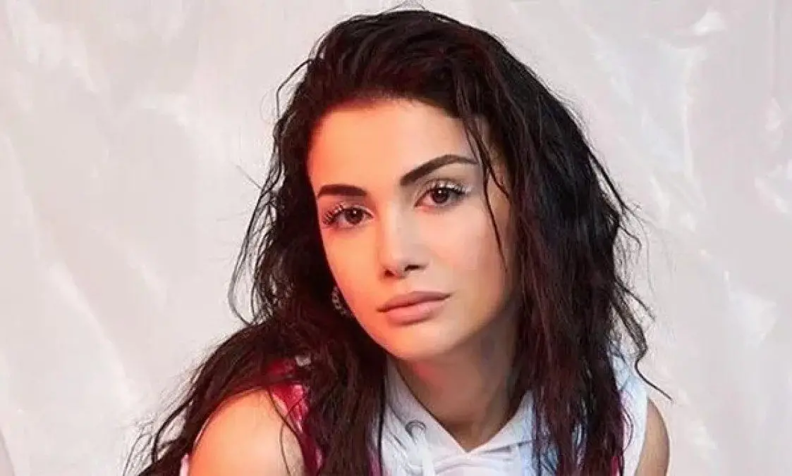 Sosyal Medya Dünyasından Tanınan Ece Ronay Kimdir, Kaç Yaşında, Nereli, Evli mi, Eşi Kim, Çocuğu Var mı, Şarkıları Neler?