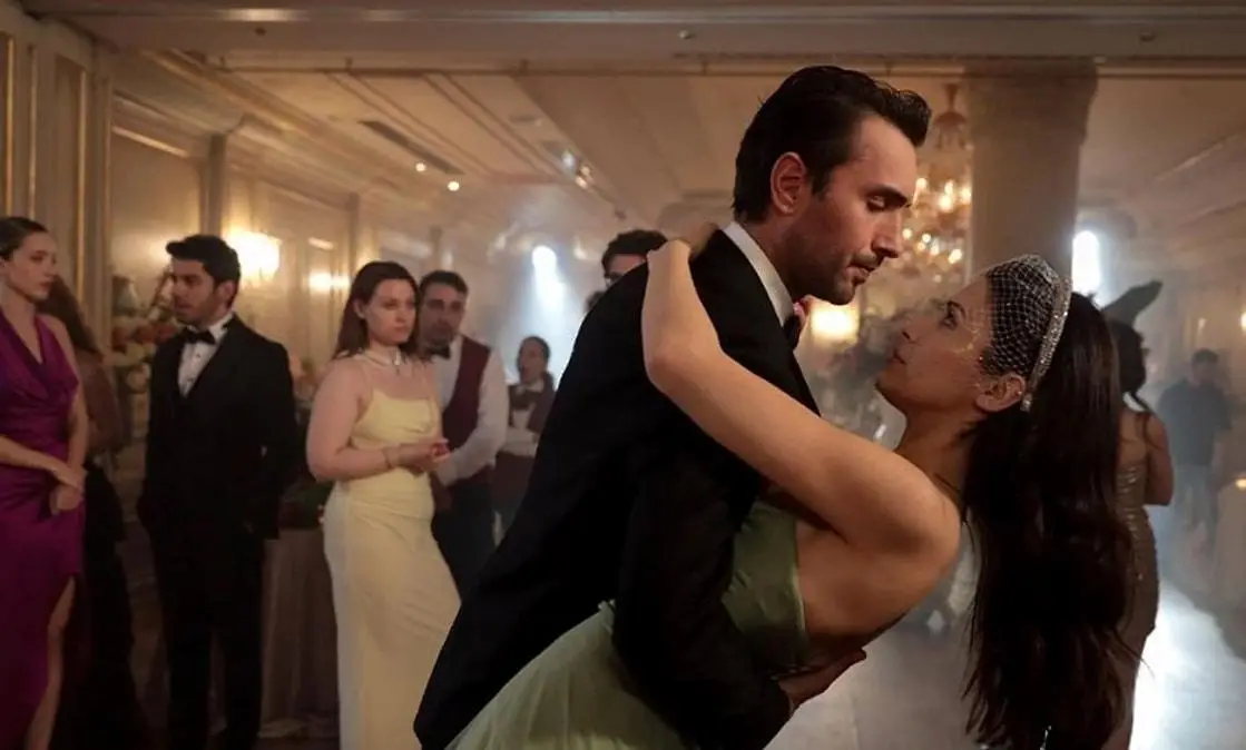 “Çift Kişilik Oda” ilk bölümde izleyiciyi ikiye böldü! Romantik komedi mi, tekrarların dizisi mi?