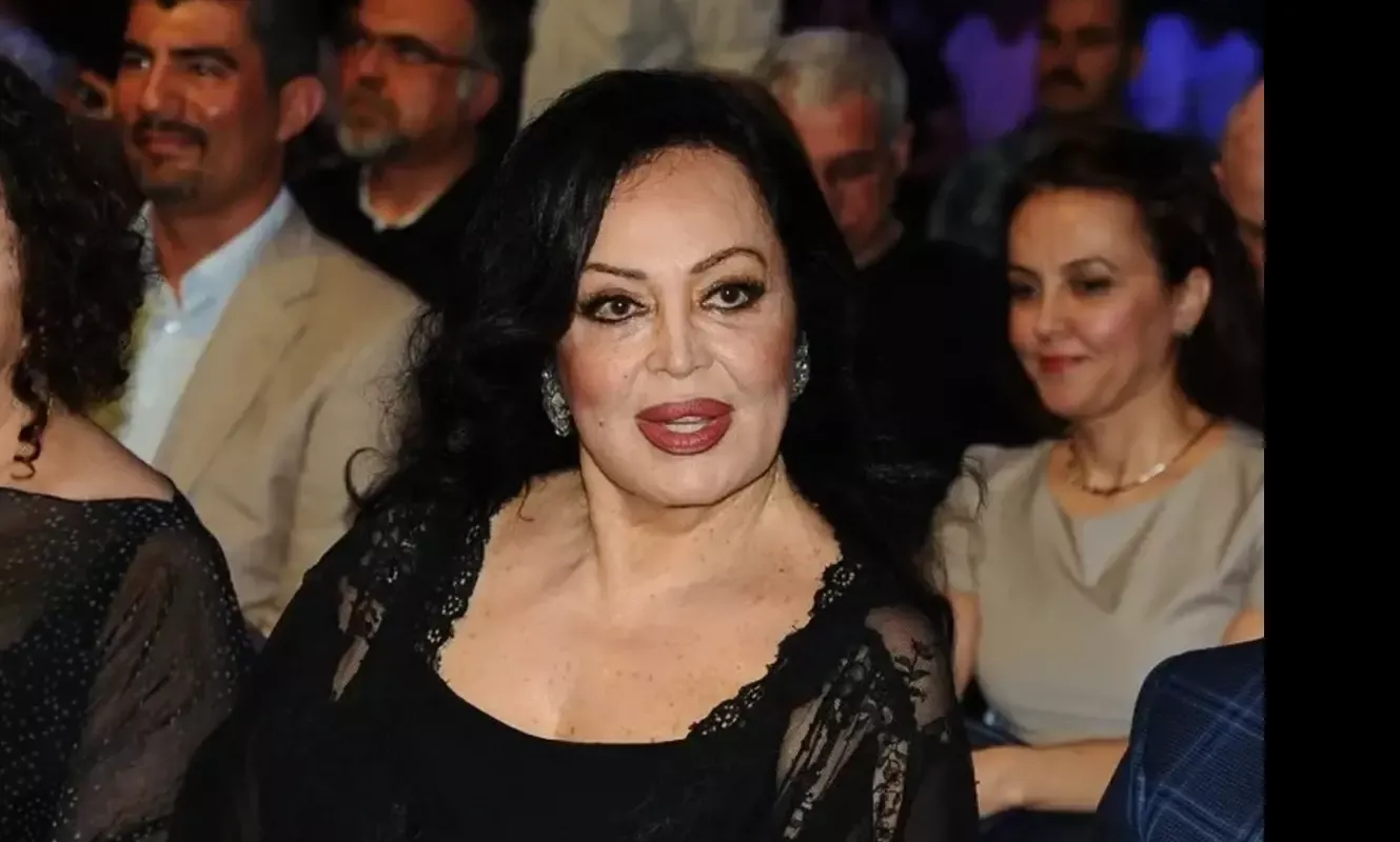 Türkan Şoray Gözyaşlarını Zor Tuttu! Genç Sanatçılar Portreleriyle Duygulandırdı