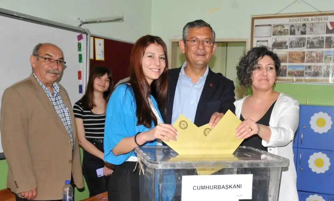 Özgür Özel’in Kızı İpek Özel Kimdir? Evli mi, Kaç Yaşında, Sevgilisi Var mı? Hayatı ve Eğitim Durumu