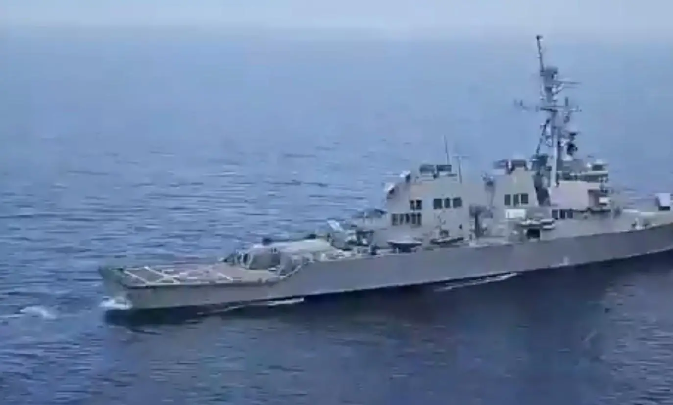 İran Helikopteri, ABD Donanma Gemisi USS Fitzgerald'ı Oman Denizi'nde İran Sularını Terk Etmeye Zorladı