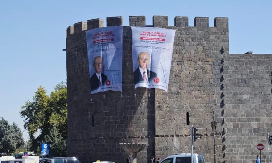 Diyarbakır surlarına Bahçeli'nin posteri asıldı!