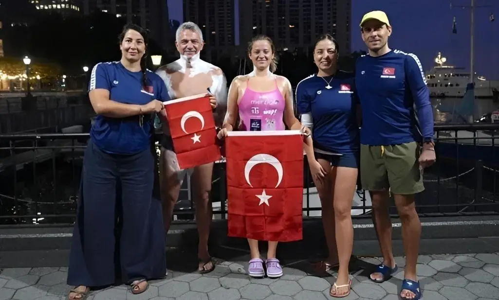 Türk yüzücüler, ABD New York'ta '20 Bridges of Manhattan' parkurunu başarıyla tamamladı