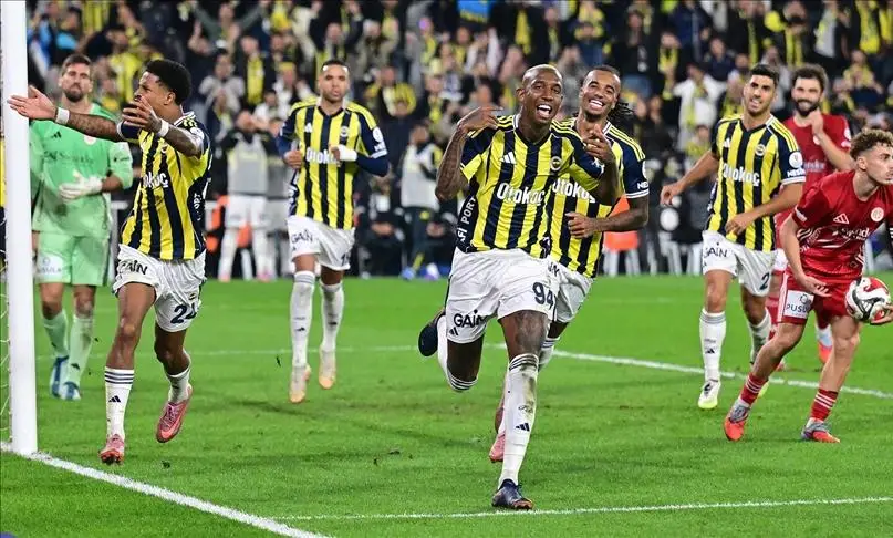 Fenerbahçe, Kadıköy'de Antalyaspor'u 2-0 yenerek galibiyet aldı