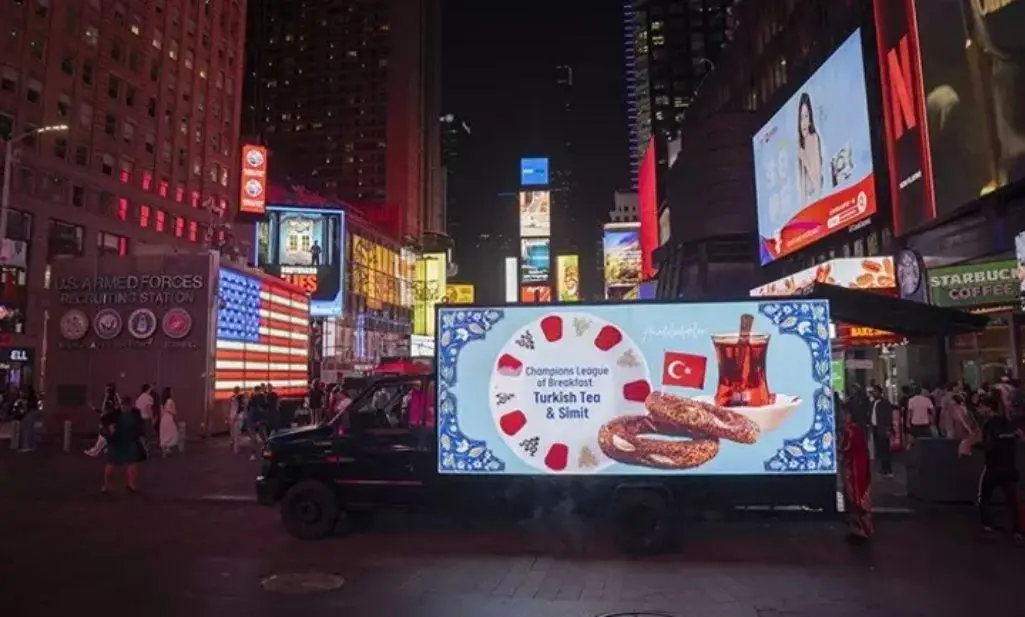 Times Meydanı'nda simit ve Türk çayı ikramı!