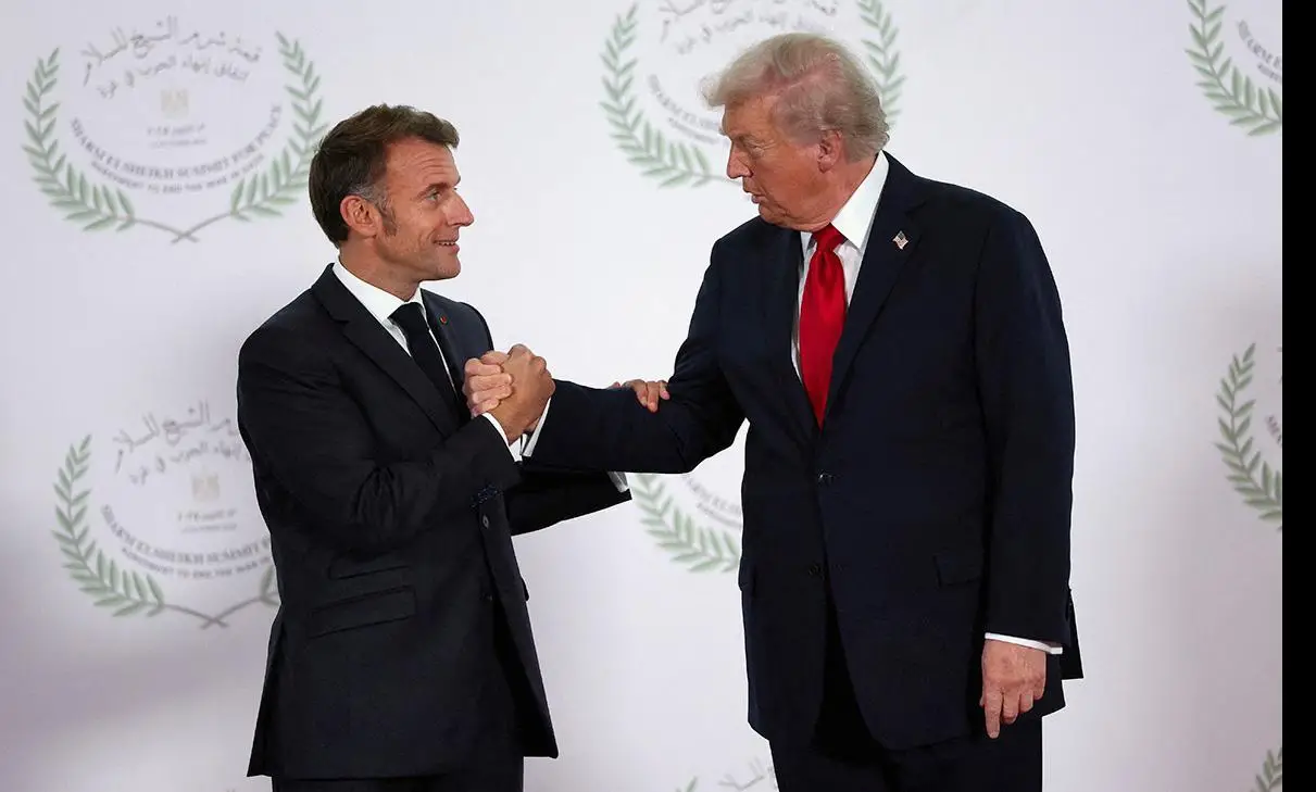 Trump ve Macron adeta bilek güreşine tutuştu!