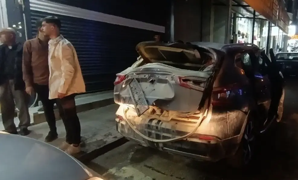 Gaziantep'te park halindeki araç bomba gibi patladı!