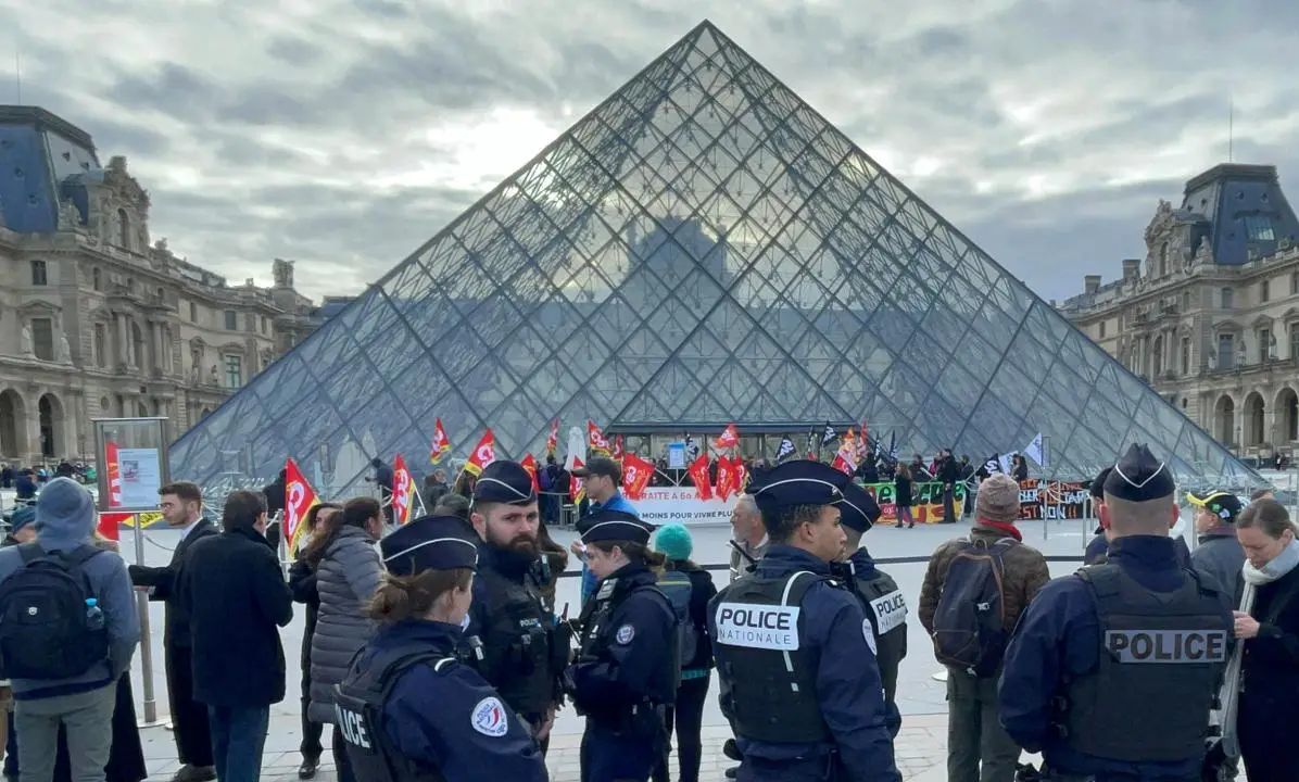 Louvre Müzesi'nin müdürü istifa etmek zorunda kaldı