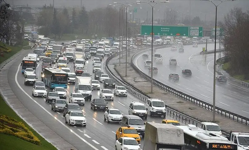 İstanbul'da yağmur trafiği: Yollar kabusa döndü!