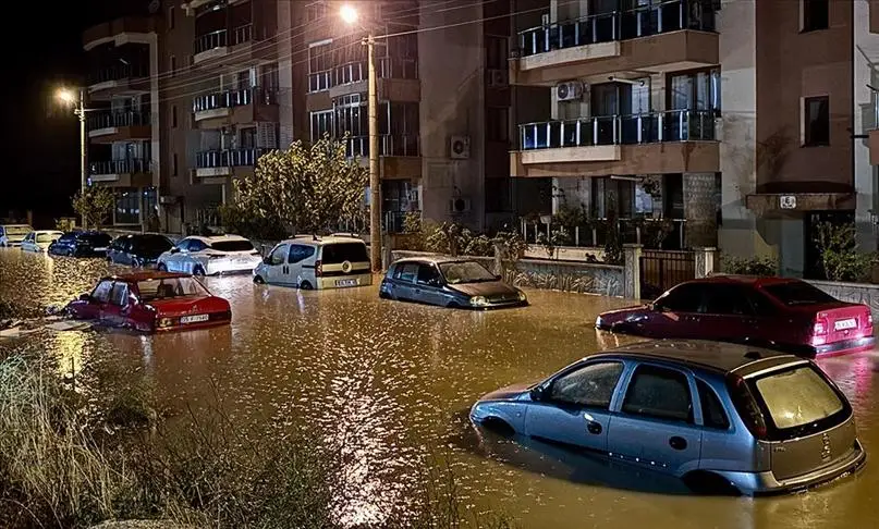 İzmir'de sağanak yağış vatandaşa zor anlar yaşattı