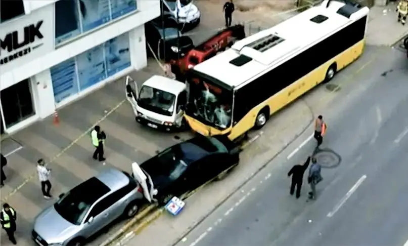 İstanbul'da halk otobüsü arabaları biçti: 4 yaralı