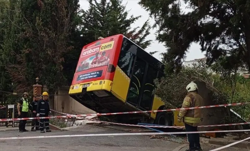 İstanbul'da İETT otobüsü istinat duvarını yıktı, asılı kaldı