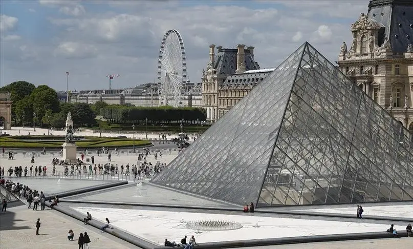 Paris'in göbeğindeki soygunun ardından Louvre'un kapıları kapalı tutuluyor