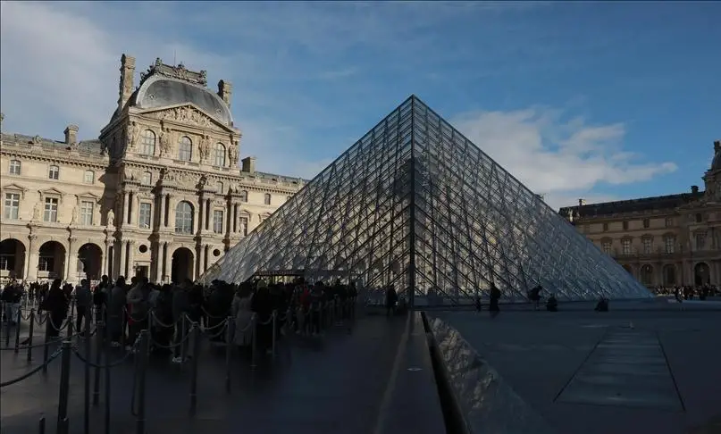 Louvre Müzesi soygundan sonra ilk kez açıldı!