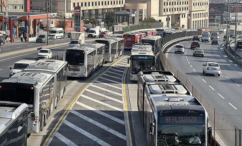 Küçükçekmece'de iki metrobüs çarpıştı: 1 kişi yaralandı