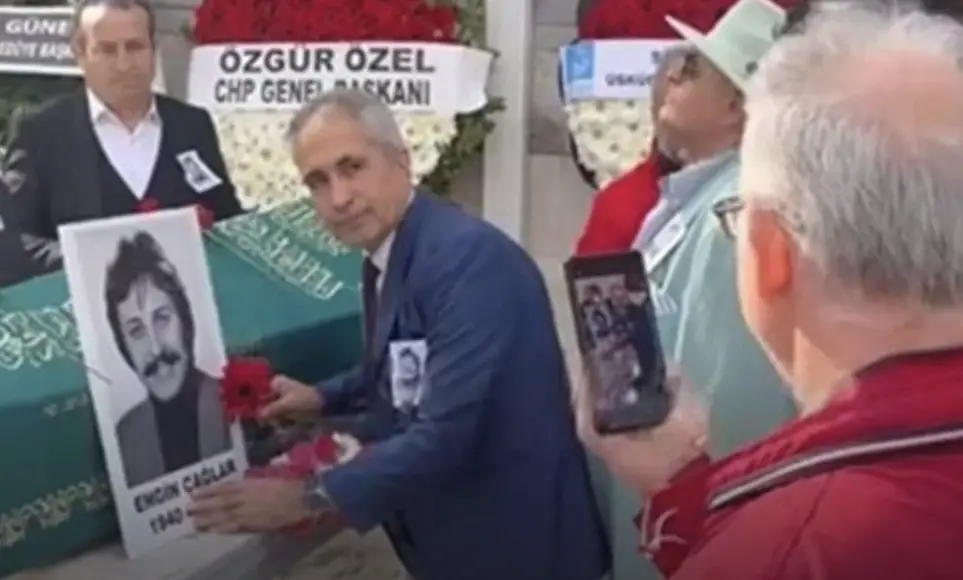 Cenazede tartışma yaratan kareler: Tabutundaki resmiyle fotoğraf çektirmek için kuyruğa girdiler