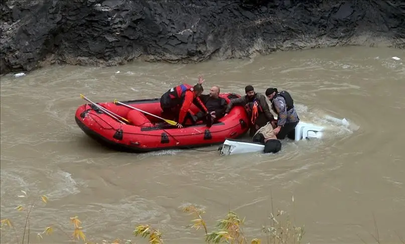 Zap Suyu'na düşen pikapta iki kişi hayatını kaybetti