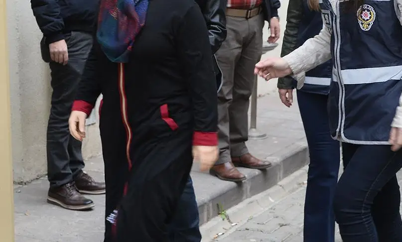 2 çocuğuyla dolandırıcılık yaptı, polis affetmedi